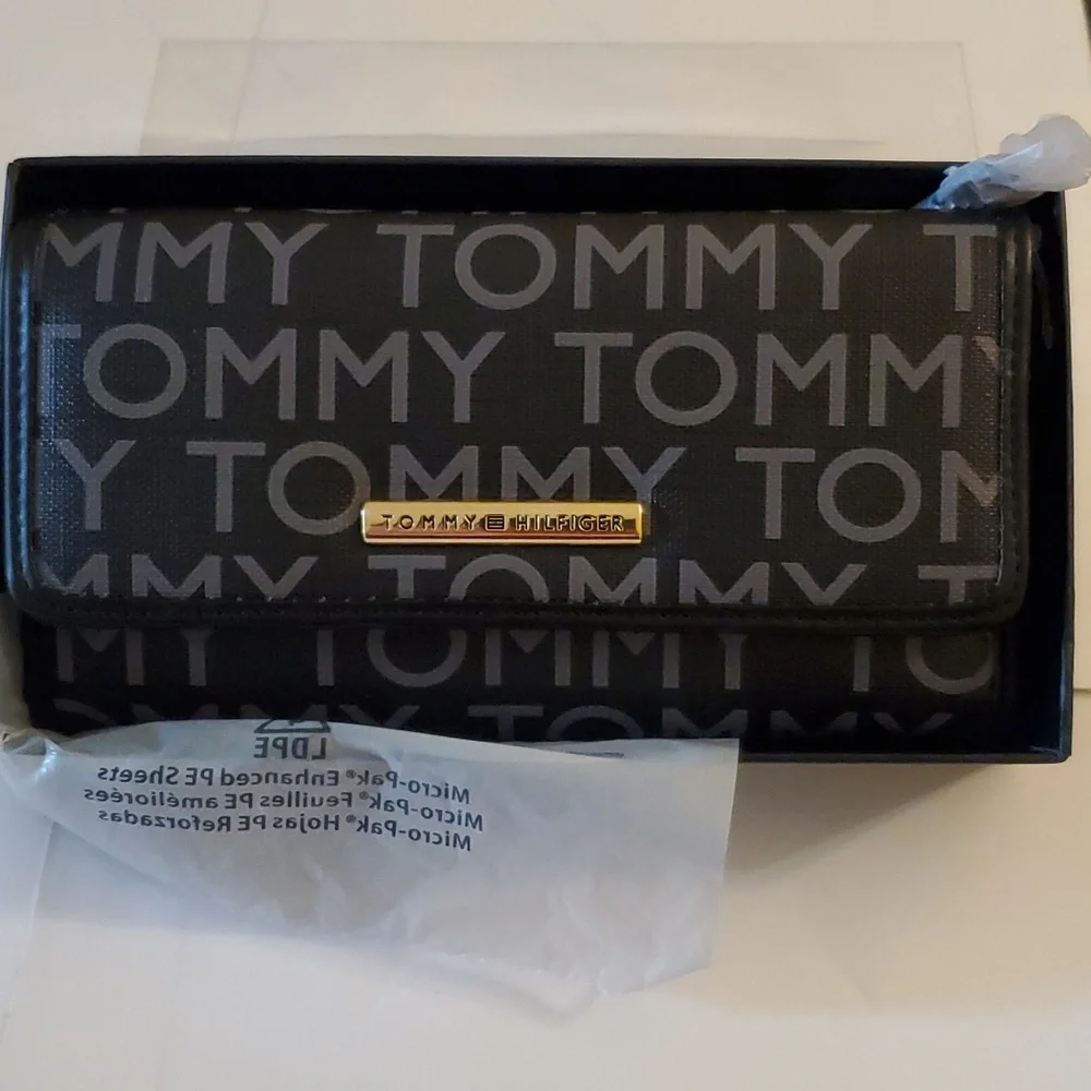New in box authentic women's Tommy Hilfiger leather wallet